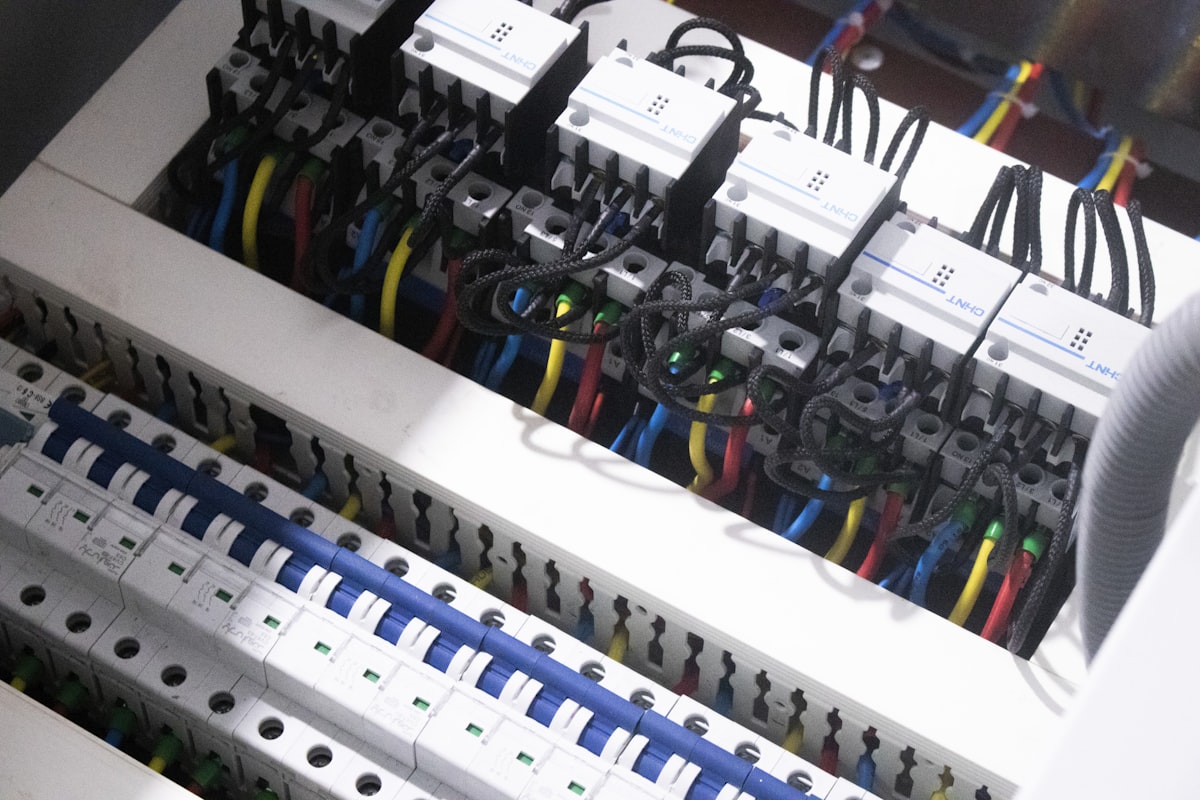 Geöffneter Sicherungskasten mit ordentlich verdrahteter Elektroverteilung – geprüft beim E-Check