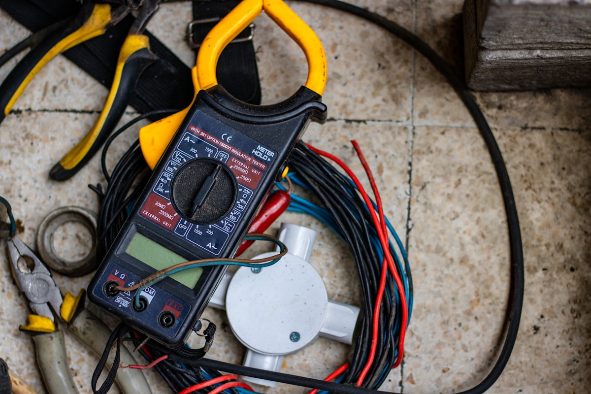 Messgerät und Werkzeug für die elektrische Sicherheitsprüfung (E-Check)