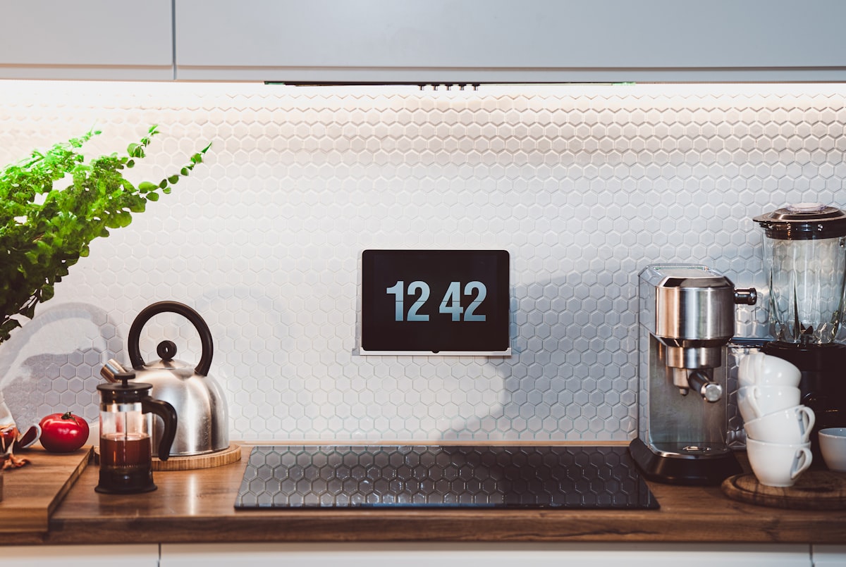 Vernetztes Smart Home mit zentraler Steuerung in einer modernen Küche